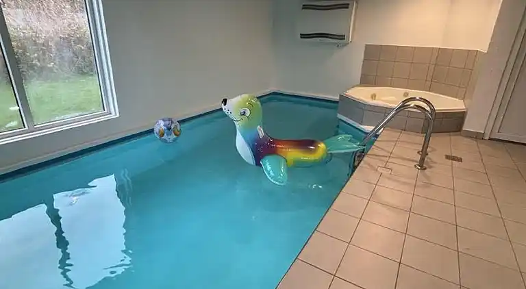 Familievenligt poolhus tæt på Marielyst Strand