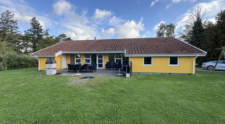 Familievenligt poolhus tæt på Marielyst Strand