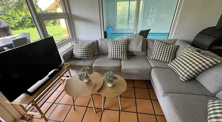 Familievenligt poolhus tæt på Marielyst Strand