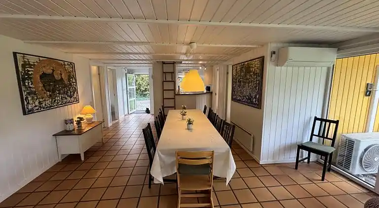 Familievenligt poolhus tæt på Marielyst Strand