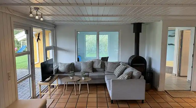 Familievenligt poolhus tæt på Marielyst Strand