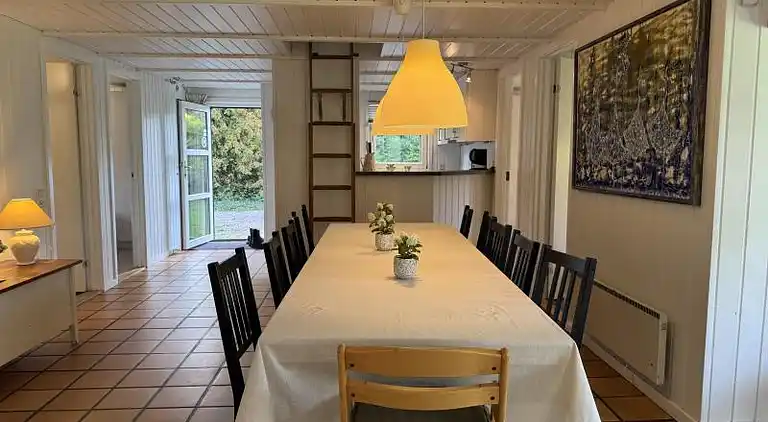 Familievenligt poolhus tæt på Marielyst Strand