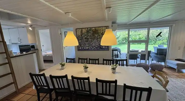 Familievenligt poolhus tæt på Marielyst Strand