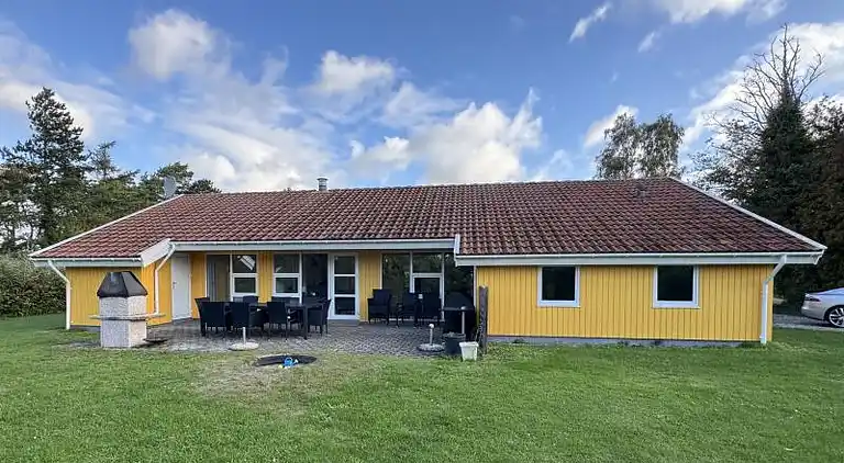 Familievenligt poolhus tæt på Marielyst Strand