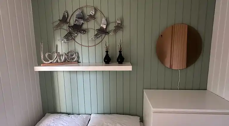 Stilfuldt sommerhus nær strand med stor terrasse