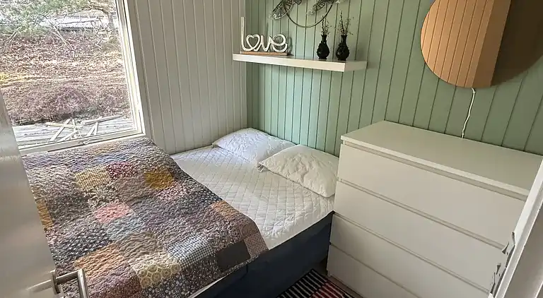 Stilfuldt sommerhus nær strand med stor terrasse