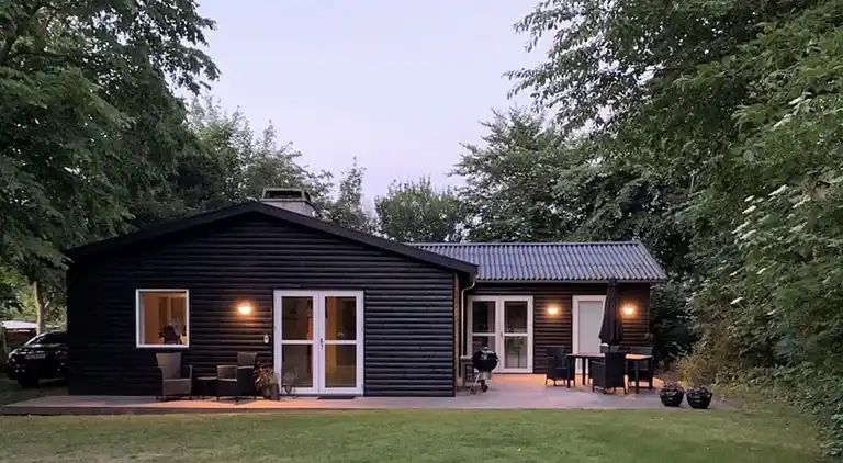 Lyst feriehus i grønne omgivelser nær vandet