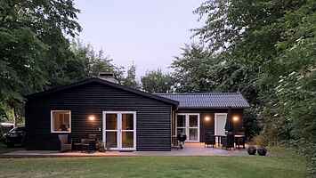 Lyst feriehus i grønne omgivelser nær vannet