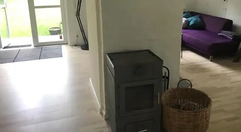 Lyst feriehus i grønne omgivelser nær vandet