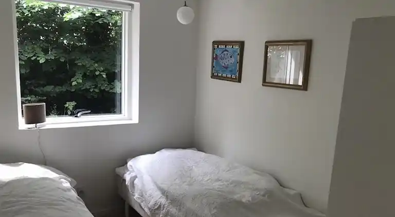 Lyst feriehus i grønne omgivelser nær vandet