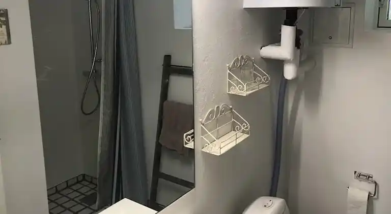 Lyst feriehus i grønne omgivelser nær vandet