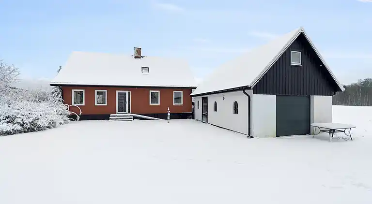 Geräumiges Ferienhaus in Bornholms Natur