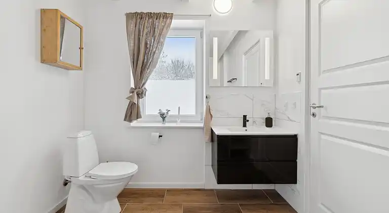 Geräumiges Ferienhaus in Bornholms Natur