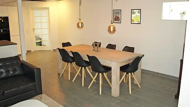 Feriehus i to etager - ca. 100 meter fra vandet.