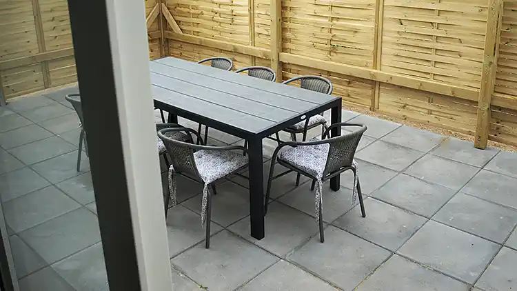 Feriehus i to etager - ca. 100 meter fra vandet.