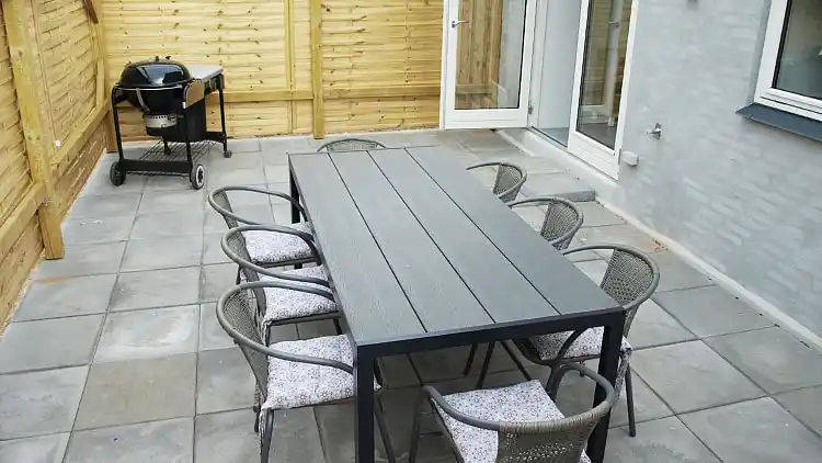 Feriehus i to etager - ca. 100 meter fra vandet.