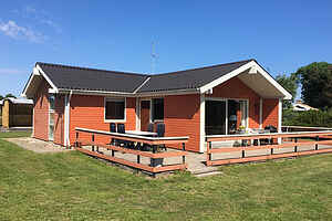 Feriehus på stor tomt, 300 m til stranden