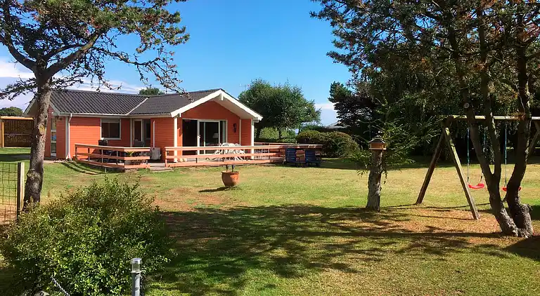 Ferienhaus 300 m vom Strand auf grossem Grund