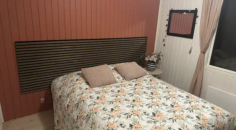 Stilfuldt sommerhus nær strand med stor terrasse