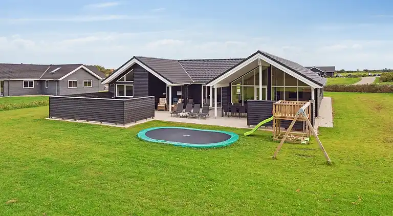 Charming summer house by the Limfjord for 18