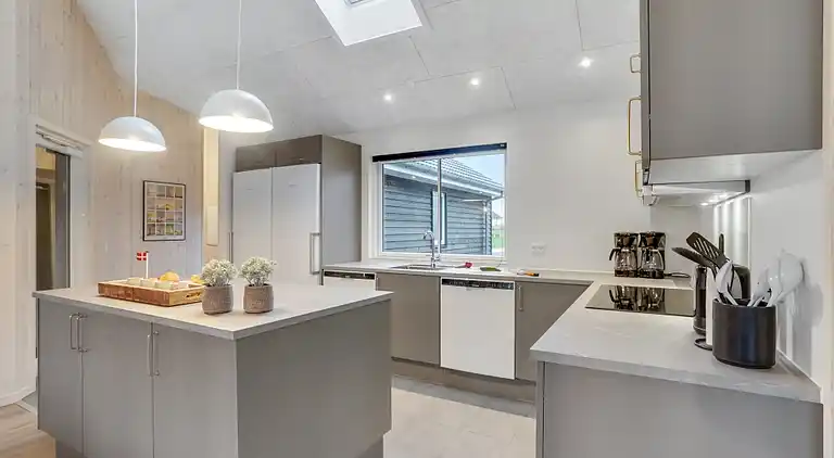 Charming summer house by the Limfjord for 18