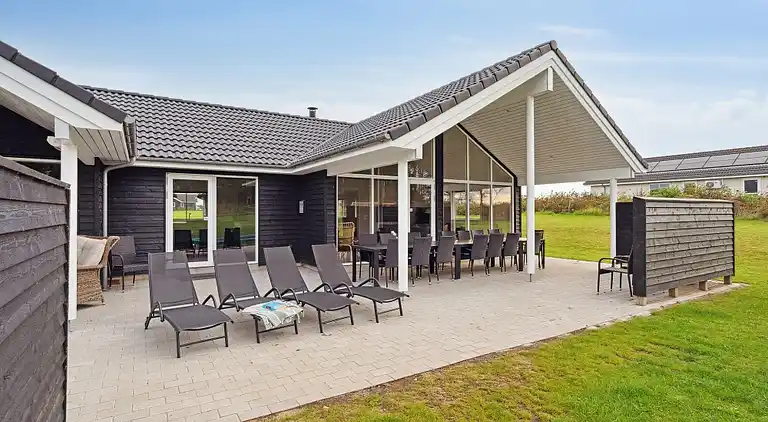 Charming summer house by the Limfjord for 18