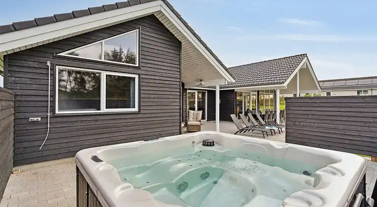 Charming summer house by the Limfjord for 18