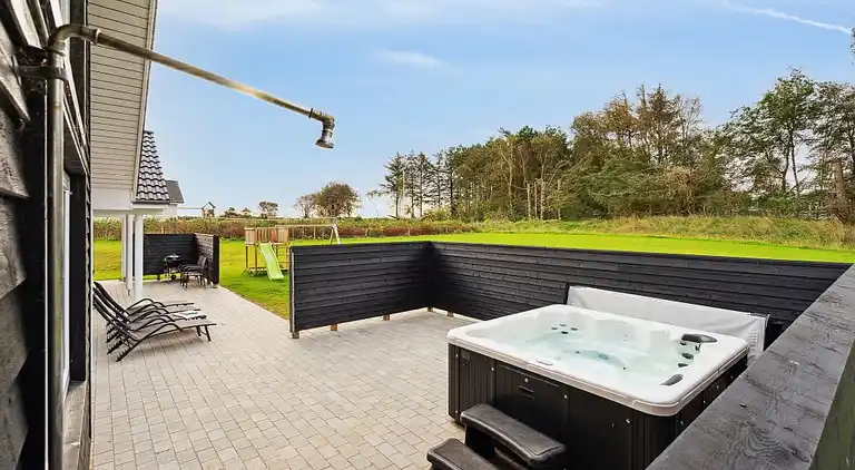 Charming summer house by the Limfjord for 18