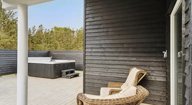 Charming summer house by the Limfjord for 18