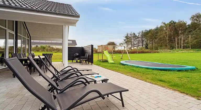 Charming summer house by the Limfjord for 18