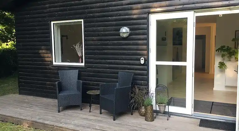 Lyst feriehus i grønne omgivelser nær vandet