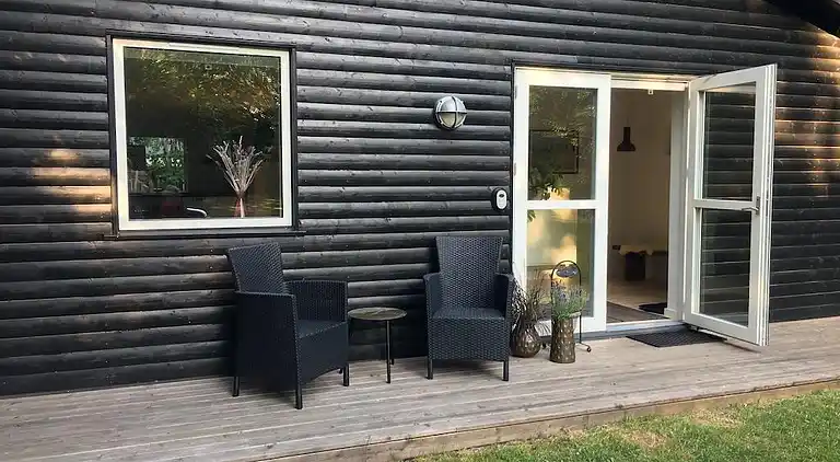 Lyst feriehus i grønne omgivelser nær vandet