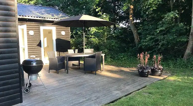 Lyst feriehus i grønne omgivelser nær vandet