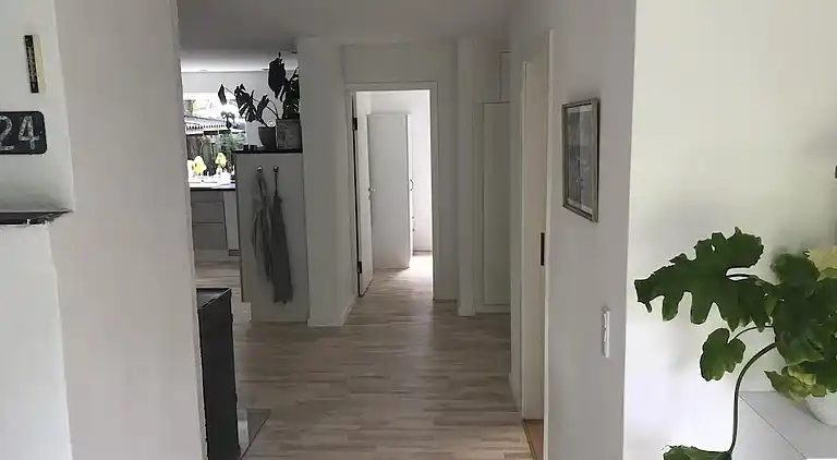 Lyst feriehus i grønne omgivelser nær vandet