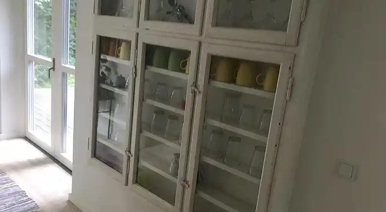 Lyst feriehus i grønne omgivelser nær vandet