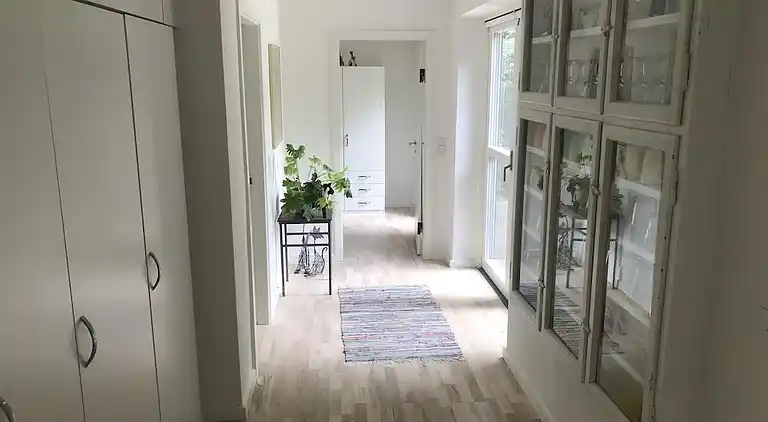 Lyst feriehus i grønne omgivelser nær vandet