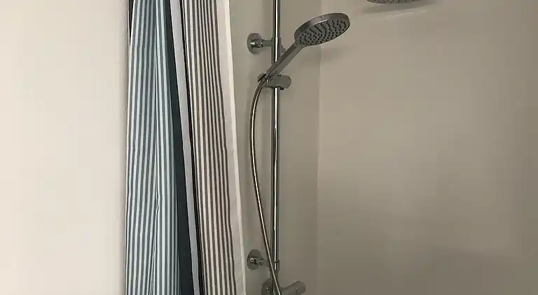 Lyst feriehus i grønne omgivelser nær vandet