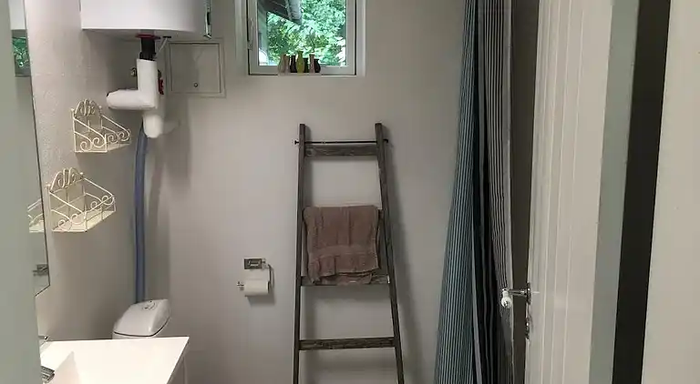 Lyst feriehus i grønne omgivelser nær vandet