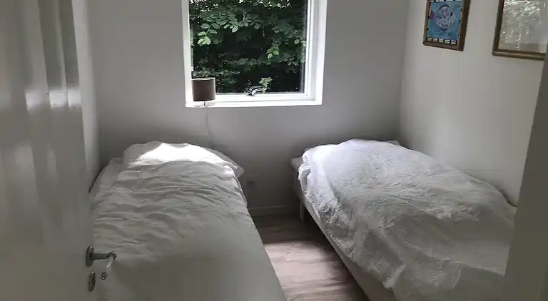 Lyst feriehus i grønne omgivelser nær vandet