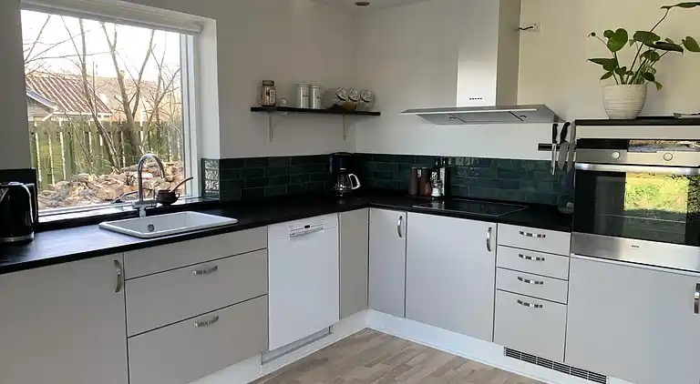 Lyst feriehus i grønne omgivelser nær vandet