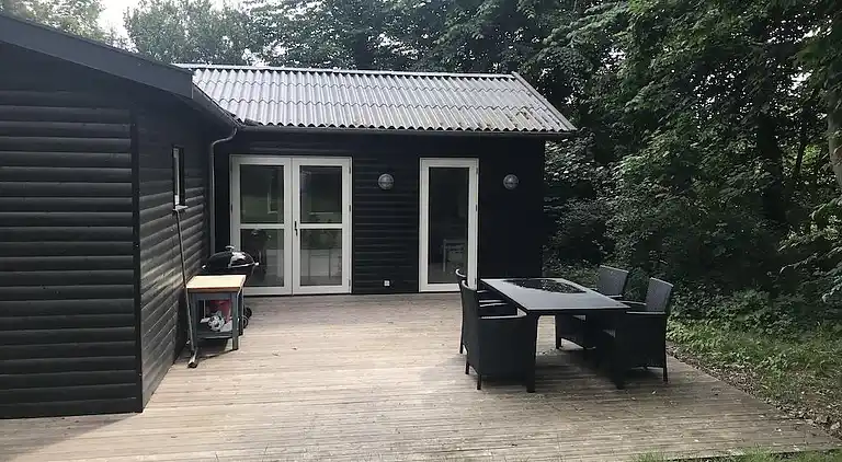 Lyst feriehus i grønne omgivelser nær vandet