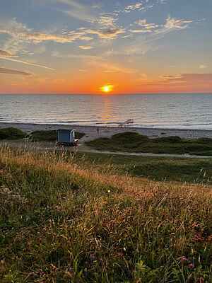 Moderne feriehus med hage nær stranden