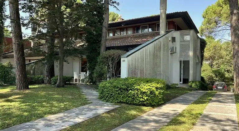 Charming and tastefully furnished villa steps from the sea