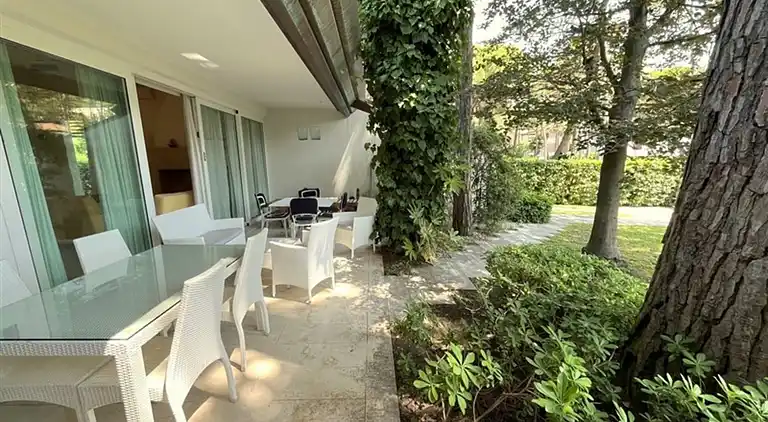 Charming and tastefully furnished villa steps from the sea