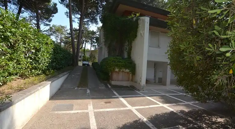 Charming and tastefully furnished villa steps from the sea