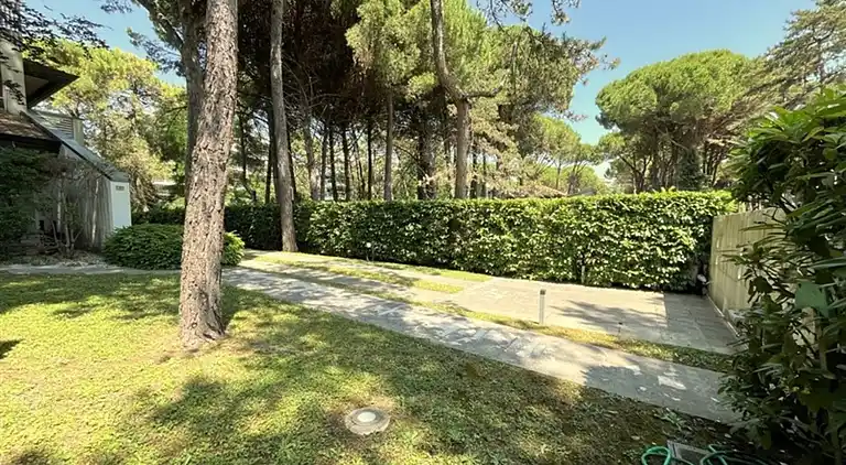 Charming and tastefully furnished villa steps from the sea