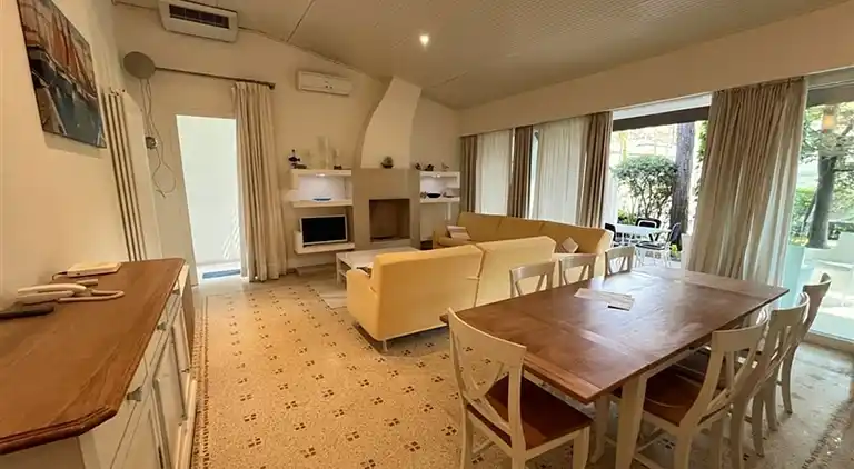 Charming and tastefully furnished villa steps from the sea