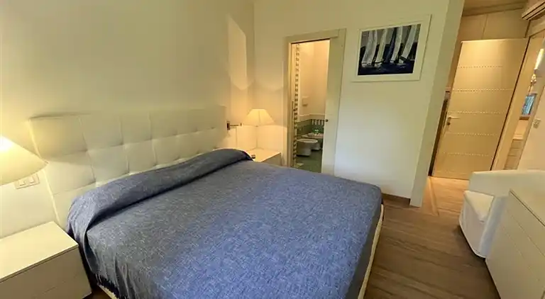 Charming and tastefully furnished villa steps from the sea