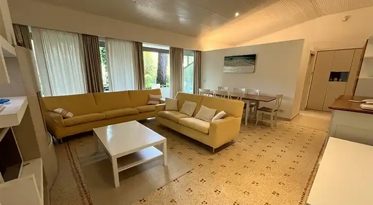 Charming and tastefully furnished villa steps from the sea