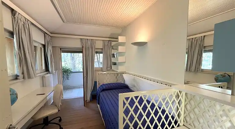 Charming and tastefully furnished villa steps from the sea